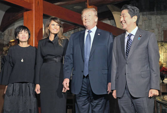 도널드 트럼프 미국 대통령과 아베 신조(安倍晋三) 일본 총리 부부가 5일 저녁 도쿄(東京)의 우카이테이(うかい亭)에서 만찬을 앞두고 자리를 함께했다. [연합뉴스]