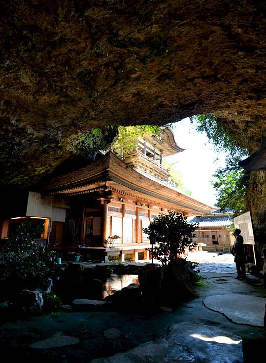 나카쓰 계곡에서 멀지 않은 직벽의 벼랑에는 절집 라칸지가 있다. 아치형의 바위 구멍 안에 법당을 들여놓았다. 산 아래서 절까지는 스키장에 있는 것 같은 리프트를 타고 오를 수 있다.