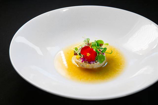 배종훈 영 셰프의 토란 미소 게살 샐러드, 그리고 사과 다시.