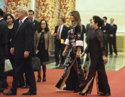 9일 오후 트럼프 대통령 환영만찬에서 나란히 검정식 치파오 드레스를 입은 멜라니아와 펑리위안 여사. [사진제공=AP]