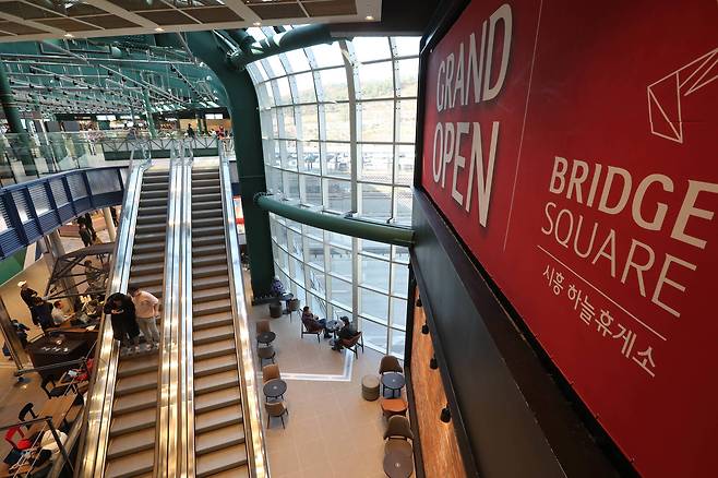 '시흥 하늘 휴게소'의 2층과 3층을 연결하는 에스컬레이터. 신인섭 기자