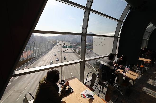 3층 푸드코트에서 고속도로를 달리는 차량을 보면서 식사할 수 있다. 일산 방면 고속도로 모습. 신인섭 기자