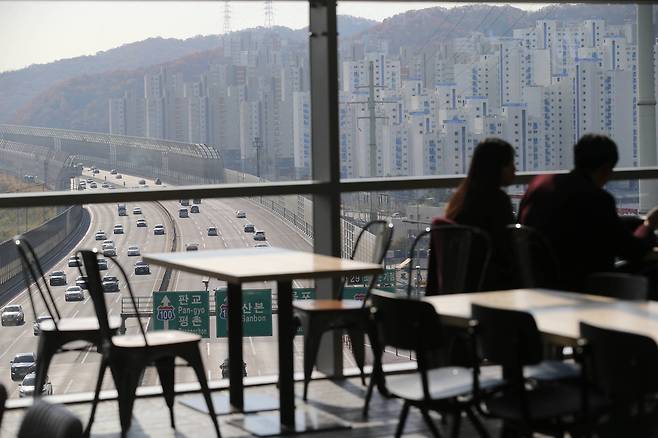 3층 푸드코트에서 서울 외곽순환로 판교 방면을 바라본 모습. 신인섭 기자