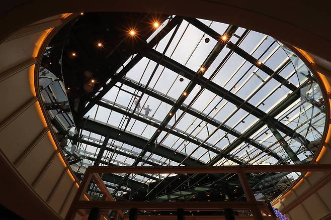 휴게소 3층 천장 가운데 부분은 채광이 가능한 유리로 되어있다. 신인섭 기자