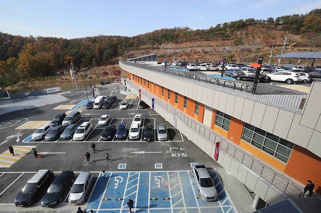 판교 방면 고속도로에서 진입한 뒤 휴게소 3층에서 본 주차장 모습. 신인섭 기자