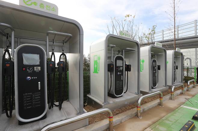 전기자동차를 위한 충전기가 일산 방면 4대, 판교 방면 4대, 총 8대 설치되어 있다. 신인섭 기자