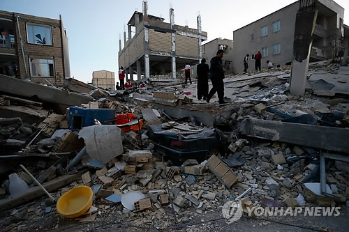 (테헤란 AFP=연합뉴스) 규모 7.3 지진이 강타한 이란 케르만샤주(州) 사르폴-에자하브 마을에서 13일(현지시간) 주민과 구조대원들이 수색 및 구조 작업을 벌이고 있다.       lkm@yna.co.kr
