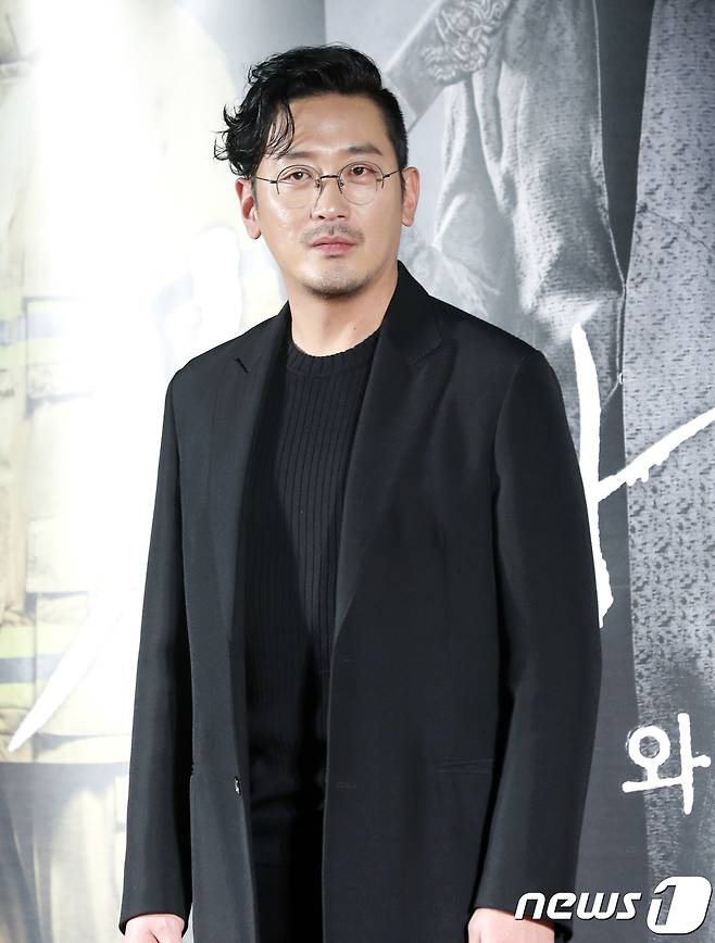 배우 하정우가 14일 오전 서울 건대 롯데시네마에서 열린 영화 ‘신과 함께’ 제작발표회에 참석해 포즈를 취하고 있다. 2017.11.14./뉴스1 © News1 권현진 기자