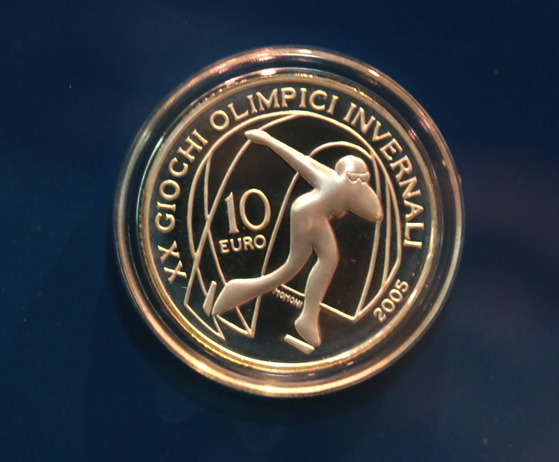 2006년 제20회 토리노(이탈리아) 대회의 기념주화.유럽통합 이후 유로화로 제작된 기념주화다. 동계올림픽 사상 처음으로 남북한 선수들이 개회식에 동시에 입장했다. 최승식 기자