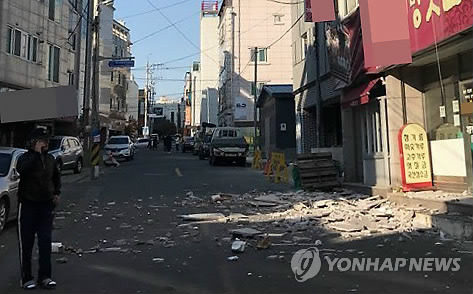 (포항=연합뉴스) 15일 오후 경북 포항시 한 건물 외벽이 지진 충격으로 부서져 있다. 기상청은 이날 오후 2시 29분께 경북 포항시 북구 북쪽 6㎞ 지점에서 규모 5.4 지진이 발생했다고 밝혔다. 2017.11.15 [독자 제공=연합뉴스]