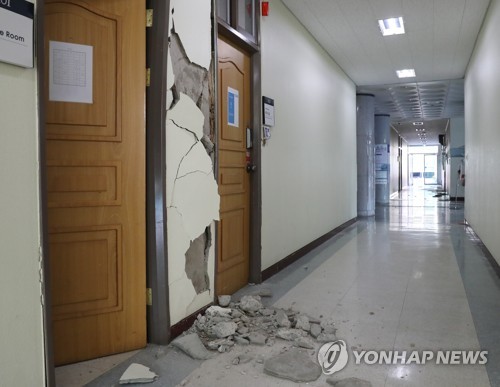 (포항=연합뉴스) 김용태 기자 = 15일 포항에서 발생한 지진으로 한동대학교의 한 건물 내부가 심하게 부서져 있다.     yongtae@yna.co.kr