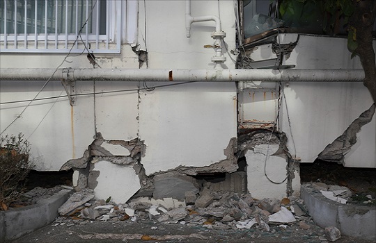 지난 15일 경북 포항에서 진도 5.4의 강진이 발생한 후 여진이 계속되고 있는 가운데 16일 오전 경북 포항시 북구 흥해읍의 한 아파트가 지진 피해로 파손돼 있다. ⓒ데일리안 홍금표 기자