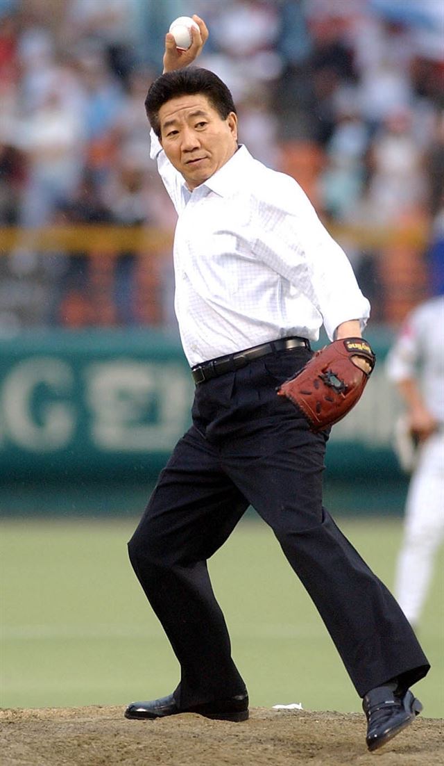 고(故) 노무현 대통령이 생전에 대전 한밭 야구장에서 열린 한국 올스타전에 참석해 시구하고 있는 모습.오대근기자