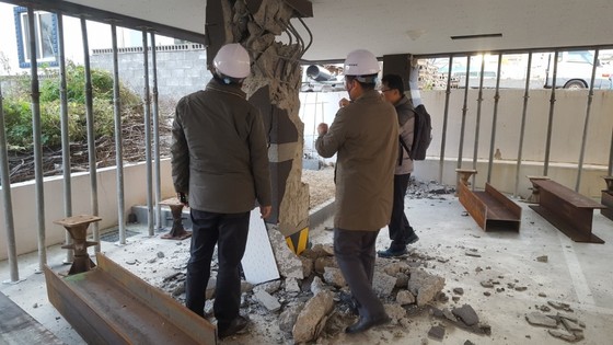 16일 오후 내진 공학 전문가들이 북구 장성동 필로티 구조 다세대주택을 점검하고 있다. 최은경 기자