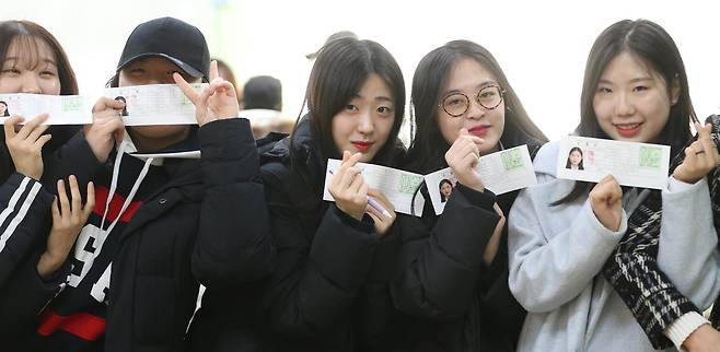수험표를 받은 서울 서초고 여학생들이 교실에서 포즈를 취했다. 신인섭 기자