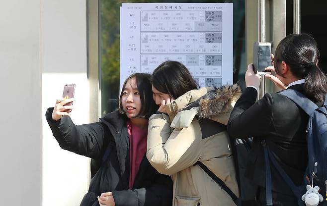 수능예비소집일인 15일 시험장인 서울 정동 이화여고에서 교실을 확인한 수험생들이 사진을 찍고 있다. 우상조 기자