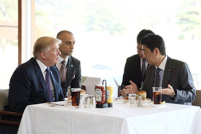 미국 트럼프 대통령과 아베 신조 일본 수상이 5일 일본 사이타마 현 가스미가세키 컨트리클럽 골프장에서 만나 오찬으로 햄버거를 먹었다. 이 사진은 아베 신조 일본 수상 트위터 계정에 올라왔다.