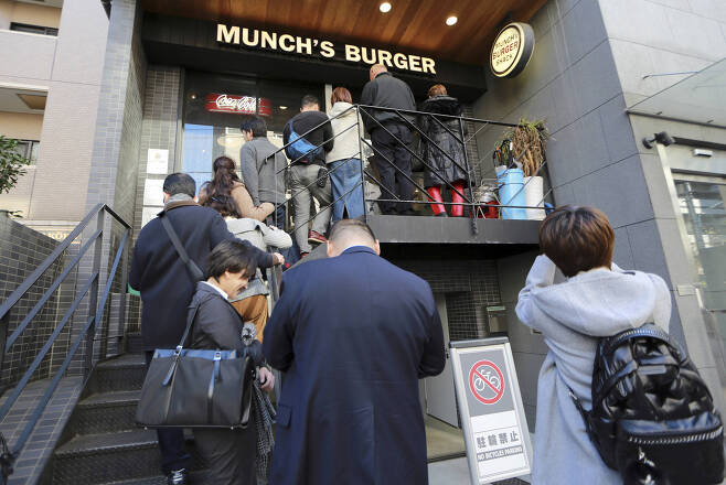 일본 도쿄에 있는 ‘만찌즈 바가’(マンチズバーガ, Munch's Burger)점포 앞에 고객들이 줄을 서서 기다리고 있다. [AP=연합뉴스]