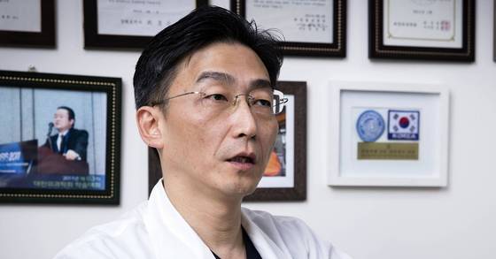 아주대학교병원 경기남부권역외상센터 이국종 센터장이 15일 오후 경기도 수원시 아주대학교병원에서 중앙일보와 인터뷰를 하고 있다. 장진영 기자.