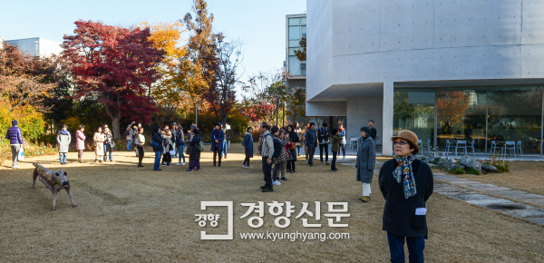 안상수가 파주타이포그라피학교 입구에 유리 장식장으로 만든 사당 안에 모시고 있는 ‘큰 스승’들에 대해 설명하고 있다(왼쪽 사진). 경기 파주시에 있는 미메시스 아트 뮤지엄을 둘러보고 있는 참가자들. 이 건물은 포르투갈 현대건축의 거장 알바루 시자가 설계한 것이다. 파주 | 이준헌 기자 ifwedont@kyunghyang.com