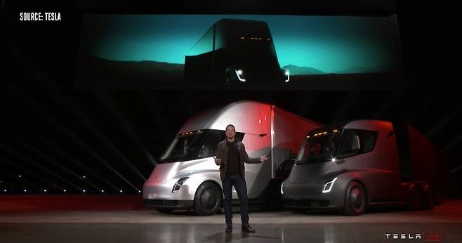 테슬라 최고경영자 일론 머스크가 전기트럭 ’세미’에 대해 설명하고 있다. 유튜브 갈무리