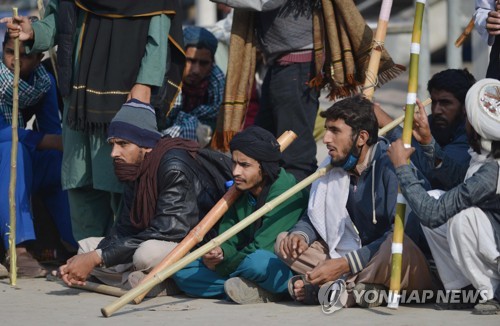 18일 파키스탄 수도 이슬라마바드에서 강경 이슬람주의자들이 도로를 점거하고 법무장관 해임을 요구하며 농성하고 있다.[AFP=연합뉴스 자료사진]