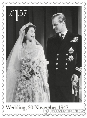 엘리자베스 여왕 부부의 결혼 70주년을 기념하는 우표 [EPA=연합뉴스]