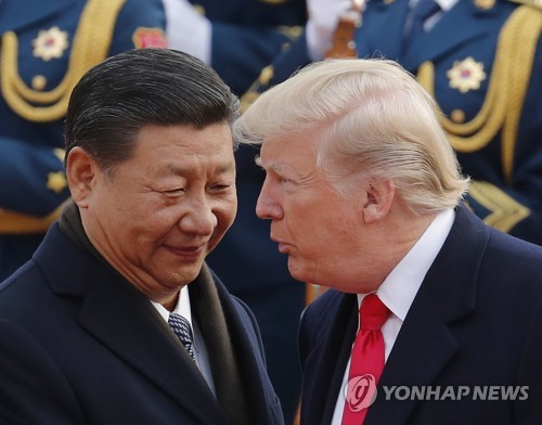 지난 9일, 북경 방문한 트럼프 미 대통령 환영하는 시진핑 국가주석 (AP Photo/Andy Wong, File)