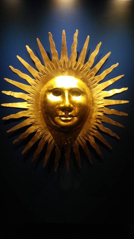 작센 대공으로 드레스덴 왕실 컬렉션을 꾸린 강건왕 아우구스투스의 태양 가면(1709). 옛 로마 황제와 프랑스 황제 루이 14세의 태양 상징을 본뜬 작품이다. 황제의 권위에 대한 독일 제후들의 욕망과 집착을 단적으로 보여준다.