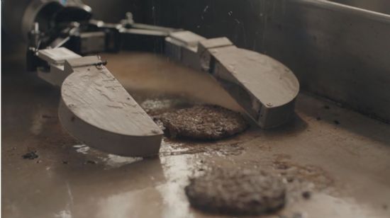플리피 로봇이 햄버거 패티를 돌려가면서 굽는 장면 (사진=플리피 관련 동영상 캡처)