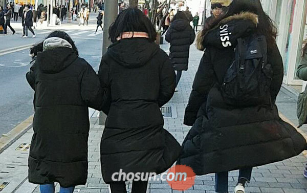 19일 오후 서울 신촌에서 학생들이 롱패딩을 입고 거리를 걷고 있다. /표태준 기자