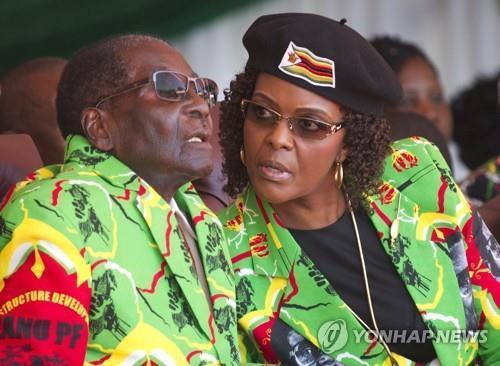 무가베 짐바브웨 대통령과 부인 그레이스 여사 [AP=연합뉴스 자료사진]
