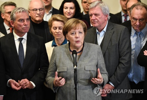 연정 협상 뒤 연설하는 앙겔라 메르켈(가운데) 독일 총리 [EPA=연합뉴스]
