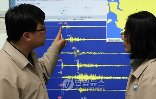 시흥서 규모 3.0 지진 발생 지난 2010년 경기도 시흥에서 진도 3.0 규모 지진이 발생했을 당시 서울 동작구 기상청 지진센터에서 지진 분석사들이 지진파를 보며 얘기를 나누는 모습. 2010.2.9