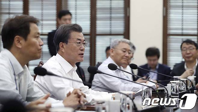 문재인 대통령이 20일 오후 청와대 여민1관 소회의실에서 열린 수석보좌관회의를 주재하고 있다. (청와대 제공) 2017.11.20/뉴스1 © News1