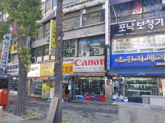서울 남창동 남대문시장 카메라 상가 모습. 요즘 이곳에선 일명 '똑딱이 카메라'로 불리는 콤팩트 카메라가 자취를 감췄다.