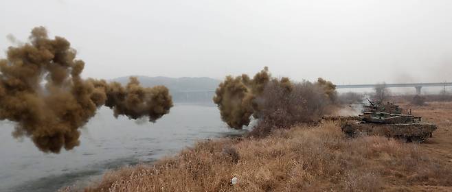 잠수도하훈련 직전 강변에 도열한 K2 전차가 적군을 기만하기 위한 연막탄을 쏘고 있다. 우상조 기자