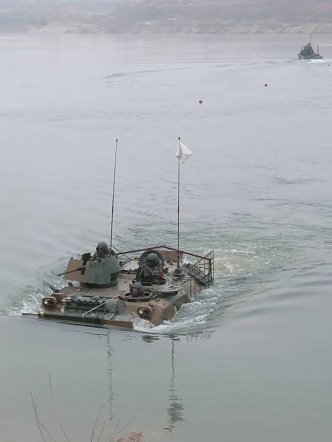 응급상황을 가정하여 K200 장갑차가 홀로 강을 건너고 있다. 만약의 사태를 대비하여 일정거리 밖에서 보트에 탑승한 잠수대원이 대기중이다. 우상조 기자