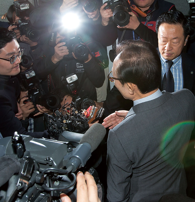 이명박 전 대통령이 11월12일 인천공항을 통해 출국하기 전 기자들과 만나 ‘적폐청산’에 대한 입장을 밝히고 있다. © 시사저널 임준선