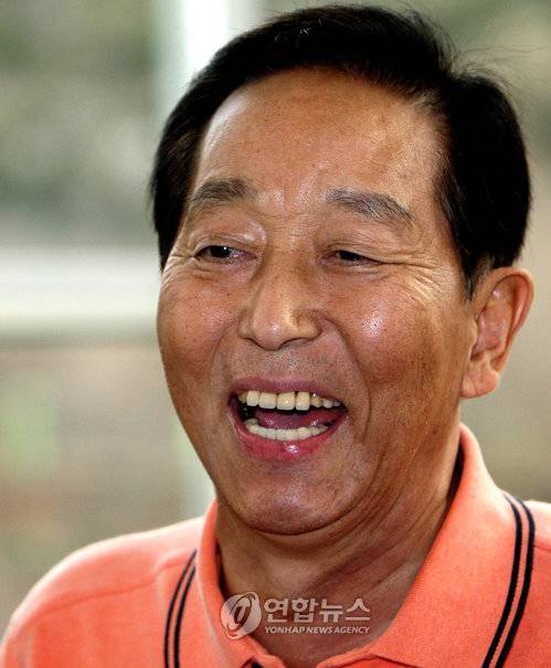 별세한 '미스터 화장실' 심재덕 전 의원 (수원=연합뉴스) 신영근 기자 = 14일 전립선암으로 별세한 '미스터 토일릿(Mr. Toilet)'이라는 별명이 붙을 정도로 화장실 문화운동에 열정을 쏟아온 심재덕 전 국회의원. 사진은 지난달 14일 투병중임에도 화장실 문화운동을 설명하던 모습. << 전국부기사 참조 >> drops@yna.co.kr http://blog.yonhapnews.co.kr/geenang