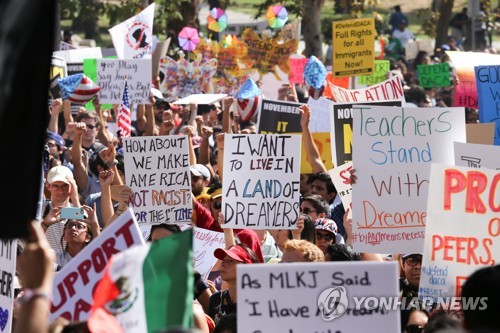 LA서 트럼프정부 이민정책 반대 시위 지난 9월 10일(현지시간) 미국 캘리포니아주 로스앤젤레스에서 열린 트럼프 정부 이민정책 반대 시위 모습. [EPA=연합뉴스]