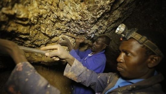 짐바브웨의 광부들 모습. 짐바브웨는 금, 백금, 다이아몬드, 크롬 등 각종 자원의 보고로 알려져있어 정정불안에 대해 열강들의 관심이 지대한 지역 중 하나다. (사진=EPA연합뉴스)
