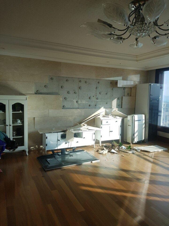 경북 포항시 북구 북쪽 9km 지역에서 규모 5.4 지진이 발생한 15일 오후 포항 시내 주택 내부가  파손돼 있다.(독자 제공)/뉴스1