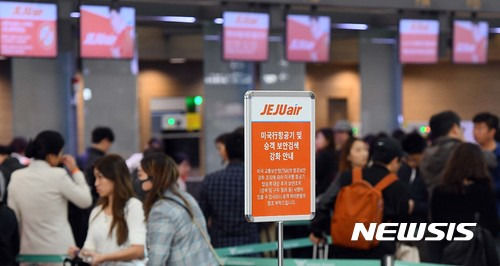 【인천공항=뉴시스】 추상철 기자 = 26일 오전 인천국제공항 출국장에서 미국행 항공기 탑승객 보안 검색이 강화됐음을 알리는 표지판이 세워져 있다. 미국 교통보안청(TSA)의 항공보안 강화 조치에 따라 국내에서 출발하는 델타항공 등 미국적기와 저비용항공사(LCC) 탑승객은 강화된 보안 질의를 통과해야 미국행 또는 미국령 괌·사이판 등의 항공편 탑승이 가능하다. 2017.10.26. photo@newsis.com