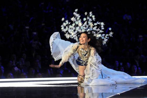 20일 중국 상하이에서 열린 빅토리아 시크릿 패션쇼 무대에서 넘어진 중국인 모델 밍 시.[AFP=연합뉴스]