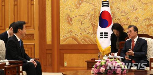 【서울=뉴시스】전진환 기자 = 문재인 대통령이 23일 오전 청와대 접견실에서 야마구치 나쓰오 일본 공명당 대표를 접견하고 있다. 2017.11.23. amin2@newsis.com <저작권자ⓒ 공감언론 뉴시스통신사. 무단전재-재배포 금지.>