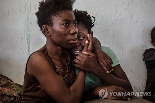 리비아 난민 수용소에서 눈물 흘리는 두 나이지리아 여성 [EPA=연합뉴스 자료사진]