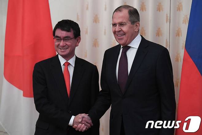 세르게이 라브로프 러시아 외무장관(오른쪽)이 러시아를 방문한 고노 다로 일본 외상을 만나 악수하고 있다. © AFP=뉴스1