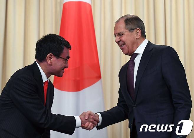 세르게이 라브로프 러시아 외무장관(오른쪽)과 러시아를 방문한 고노 다로 일본 외상이 기자회견 이후 악수하고 있다. © AFP=뉴스1