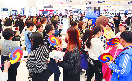 중국 단체관광객들의 본격적 한국방문은 내년에야 가능할 것으로 면세점업계는 관측하고 있다. 사진은 유커들의 쇼핑 모습 . 신라면세점 제공